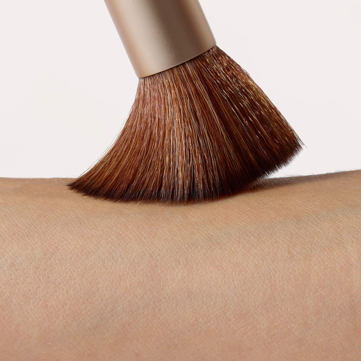 Jane Iredale Pro Series The Handi Brush applying powder foundation to skin